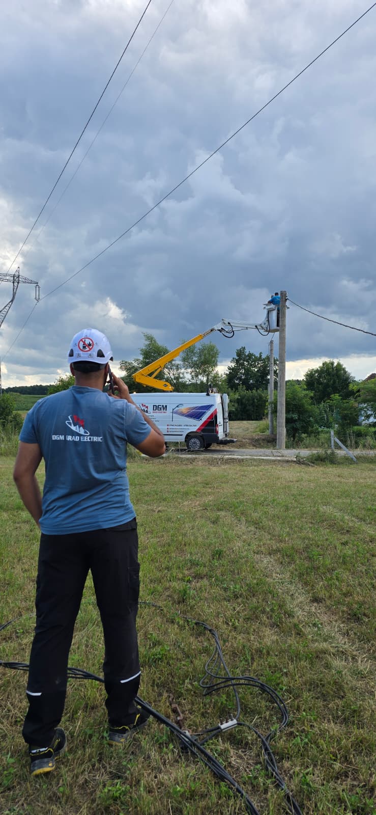 Echipă DGM Grad Electric la o lucrare electrică